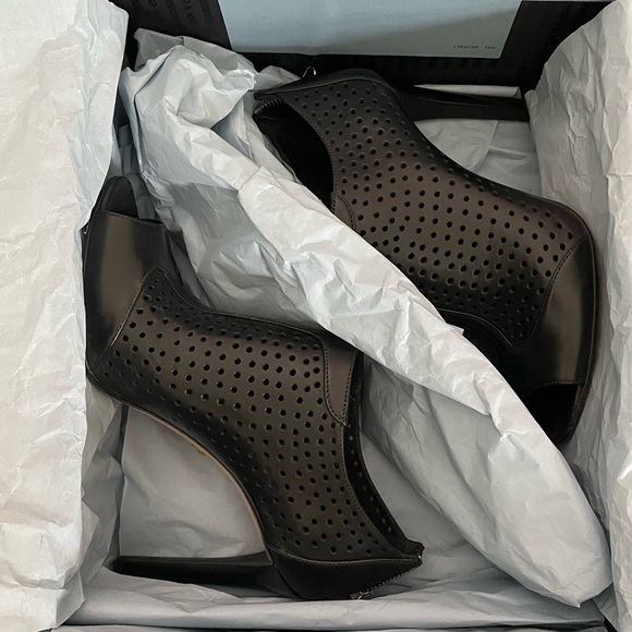 Prada low ankle open toe pumps - Picture 2 of 11